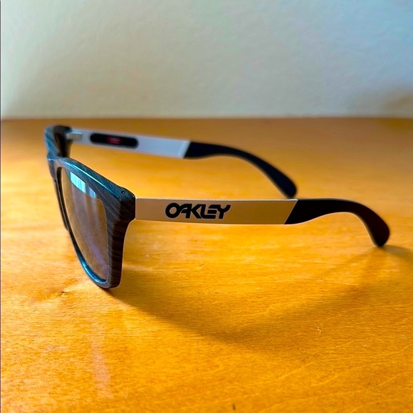 Oakley Frogskins Prizm Polarized Black/Grey Woodgrain Design Sunglasses - Picture 8 of 12